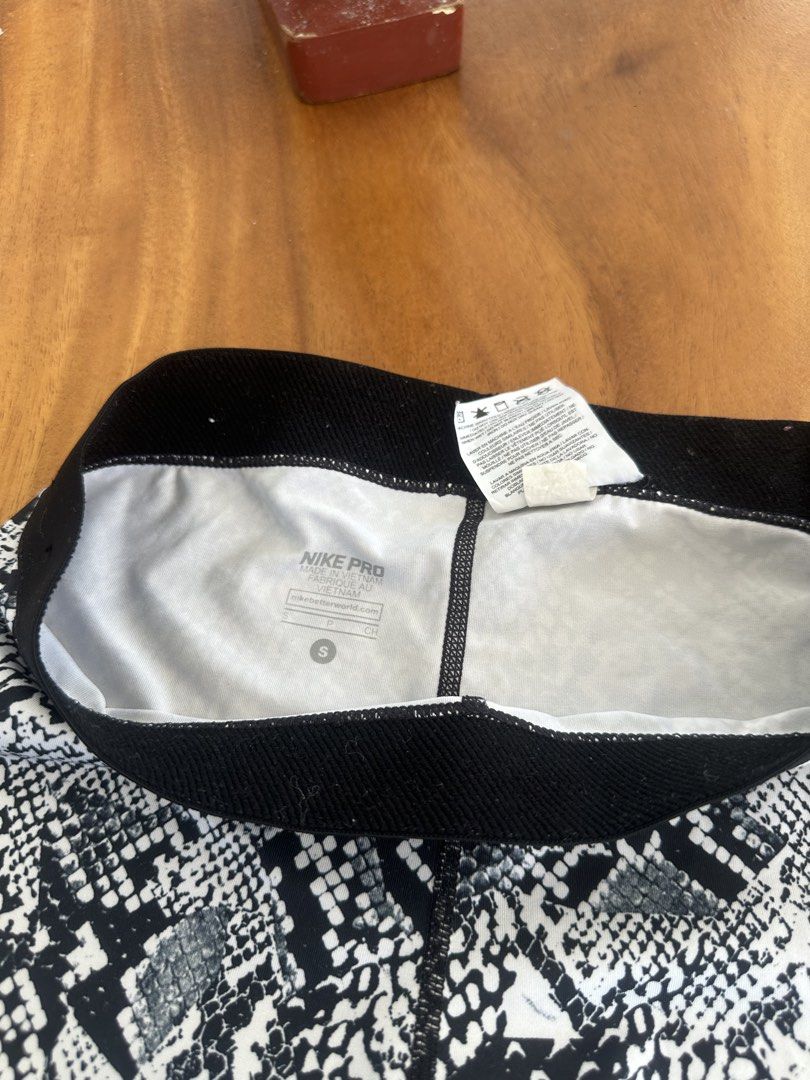 Nike Pro Snake Print Capri Leggings (Category: Activewear) located in Manila. Submitted by felgen (Listing ID 1467191645, Image 2). Description: Tired of boring capri?.