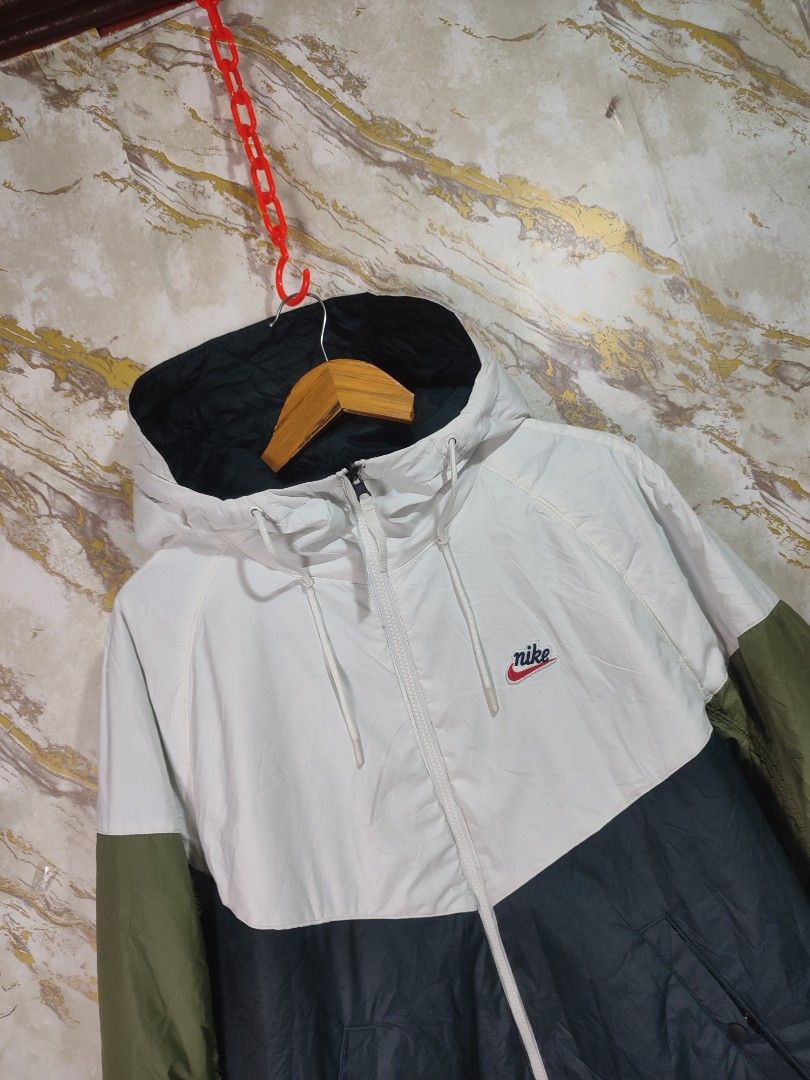Nike Reversible Hooded Jacket Size L (Category: Coats, Jackets and Outerwear) located in Cabuyao City. Submitted by jederama (Listing ID 1467272653, Image 3). Description: NIKE MEN'SWINDBREAKER REVERSIBLE JACKET SIZE : LARGE ON TAG WIDTH - 24 LENGTH - 26.5 EXCELLENT CONDITION NO ISSUE / NO FLAWS AUTHENTIC 💯 1,480 + SHIPPING FEE.