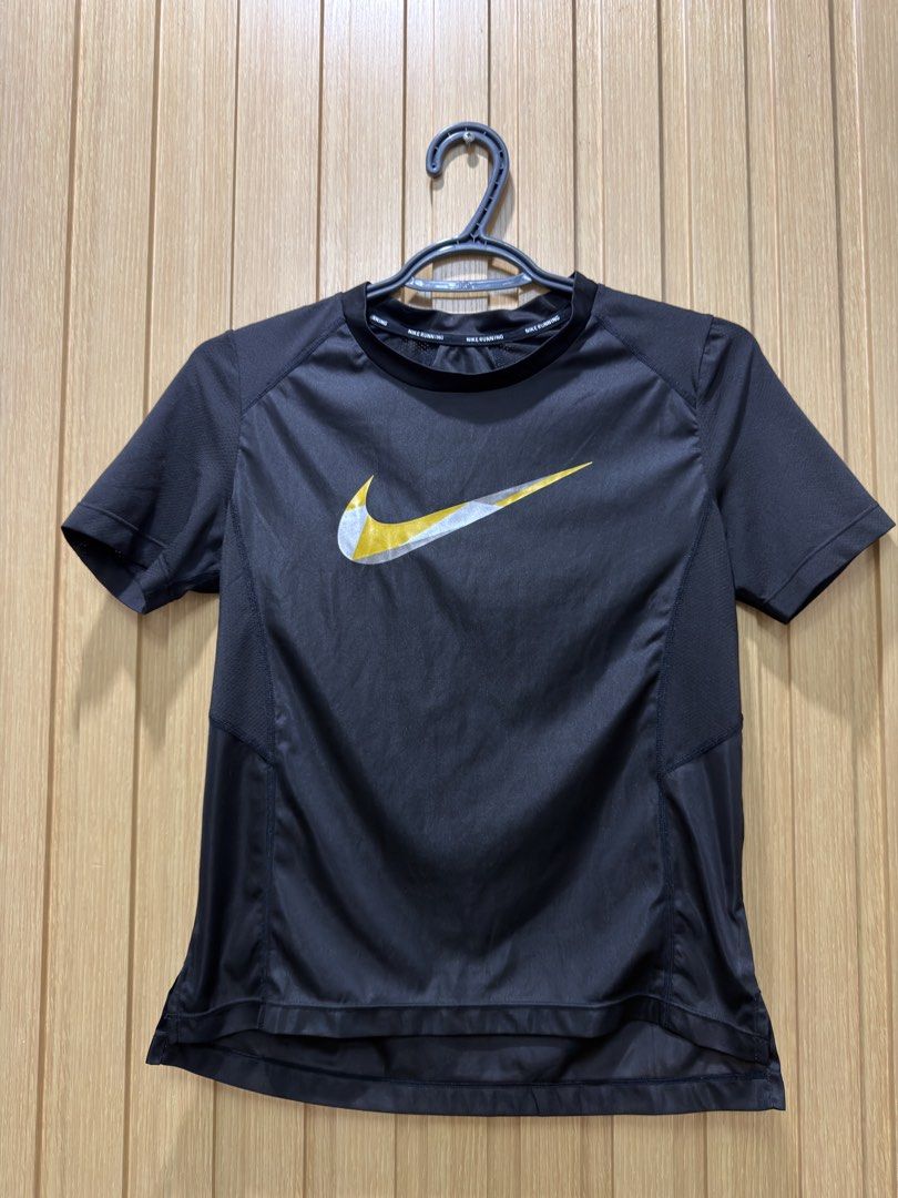 Nike Running Black T-Shirt Size S (Category: Activewear) located in Bacoor. Submitted by preloved_with_love_ (Listing ID 1467335725, Image 2). Description: - Authentic Nike running top in classic black - Size: S (Best for height 150-160cm, chest 80cm) - Design: Yellow and silver swoosh graphic on chest with Nike Running inner collar print - Materials: 100% polyester body with 92% polyester / 8% spandex stretchy side panels - Condition: Brand new 
