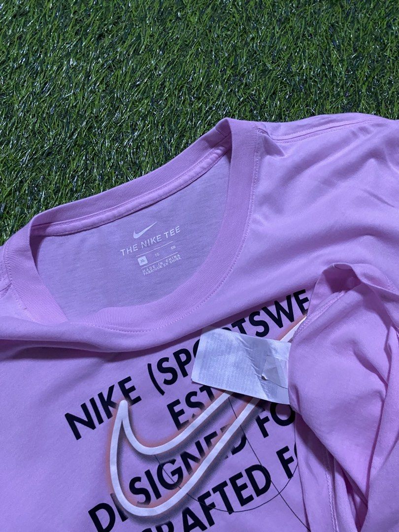 NIKE SHIRT (Category: Tshirts & Polo Shirts ) located in Manila. Submitted by niftythrifttt (Listing ID 1467339838, Image 3). Description: NIKE SIZE L WIDTH - 21 LENGTH - 28 COLOR RATE 9.5 EXCELLENT CONDI NO ISSUE.