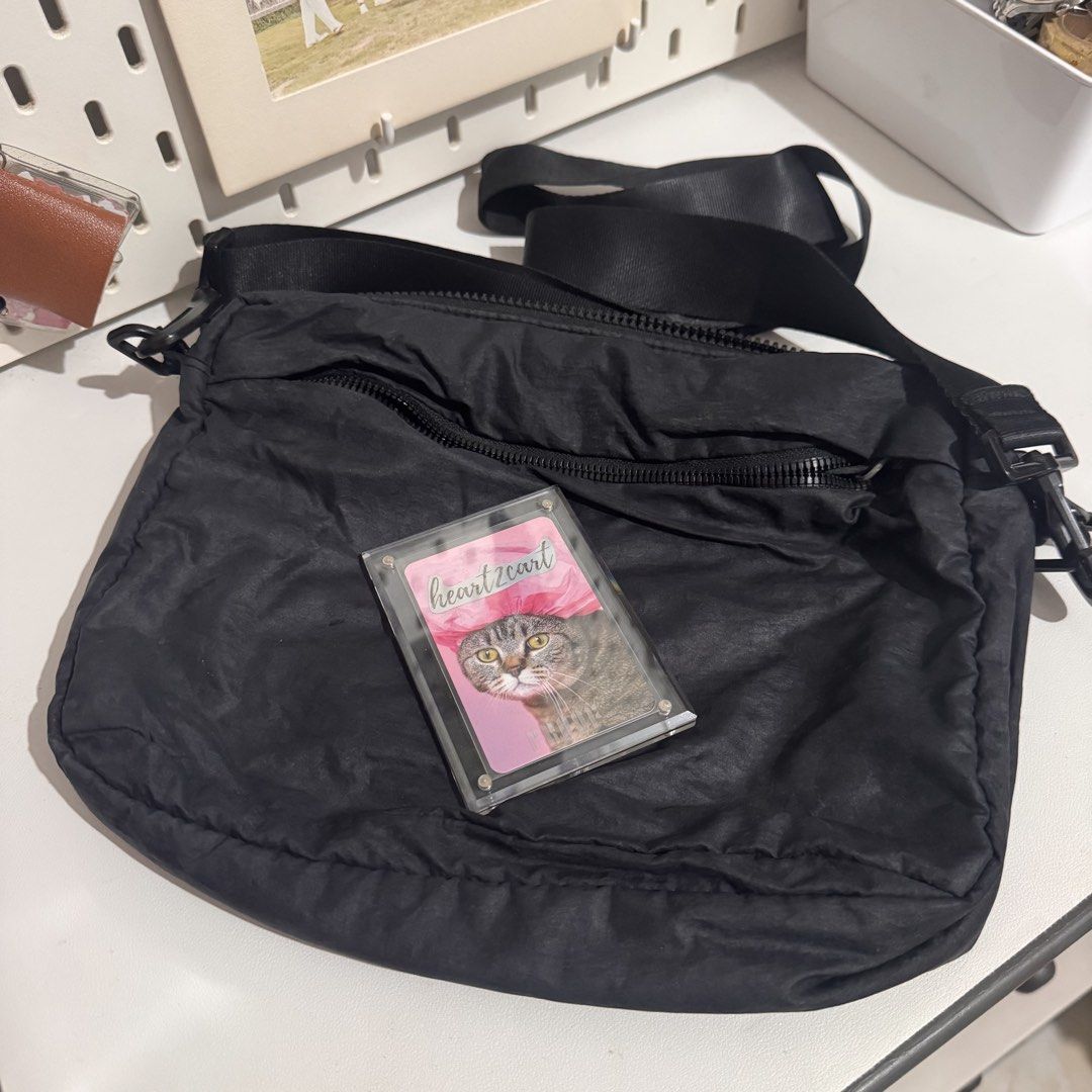 Nike Shoulder bag (back to back black and white) (Category: Sling Bags) located in Pasay City. Submitted by heart2cart (Listing ID 1467279669, Image 1). Description: Tagal nakastore but good condition! Zippers are working. Baliktaran, pwede gamitin ung white side or ung black side ng bag. However ung white side may dicoloration na as you can see sa photo. Original strap..