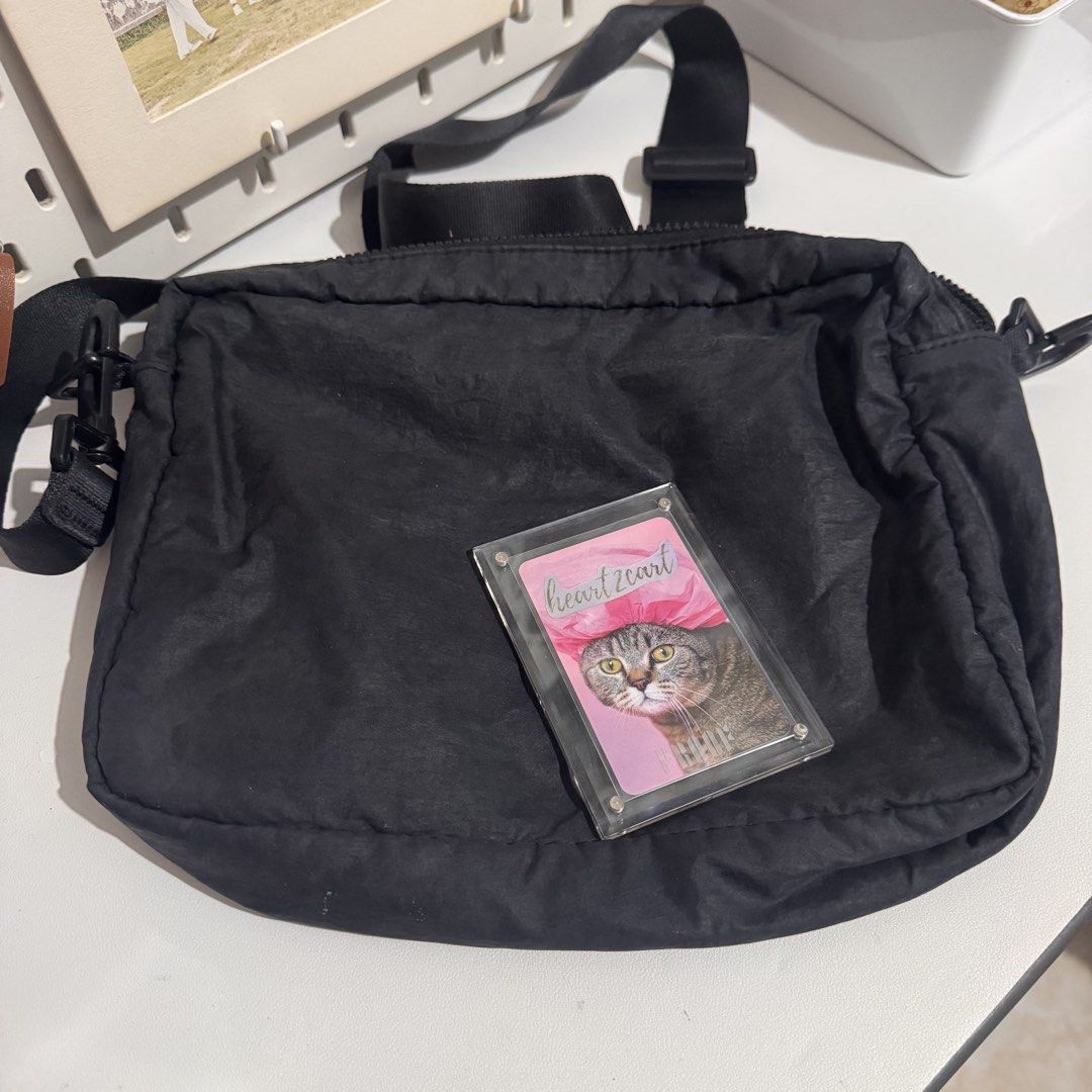 Nike Shoulder bag (back to back black and white) (Category: Sling Bags) located in Pasay City. Submitted by heart2cart (Listing ID 1467279669, Image 2). Description: Tagal nakastore but good condition! Zippers are working. Baliktaran, pwede gamitin ung white side or ung black side ng bag. However ung white side may dicoloration na as you can see sa photo. Original strap..