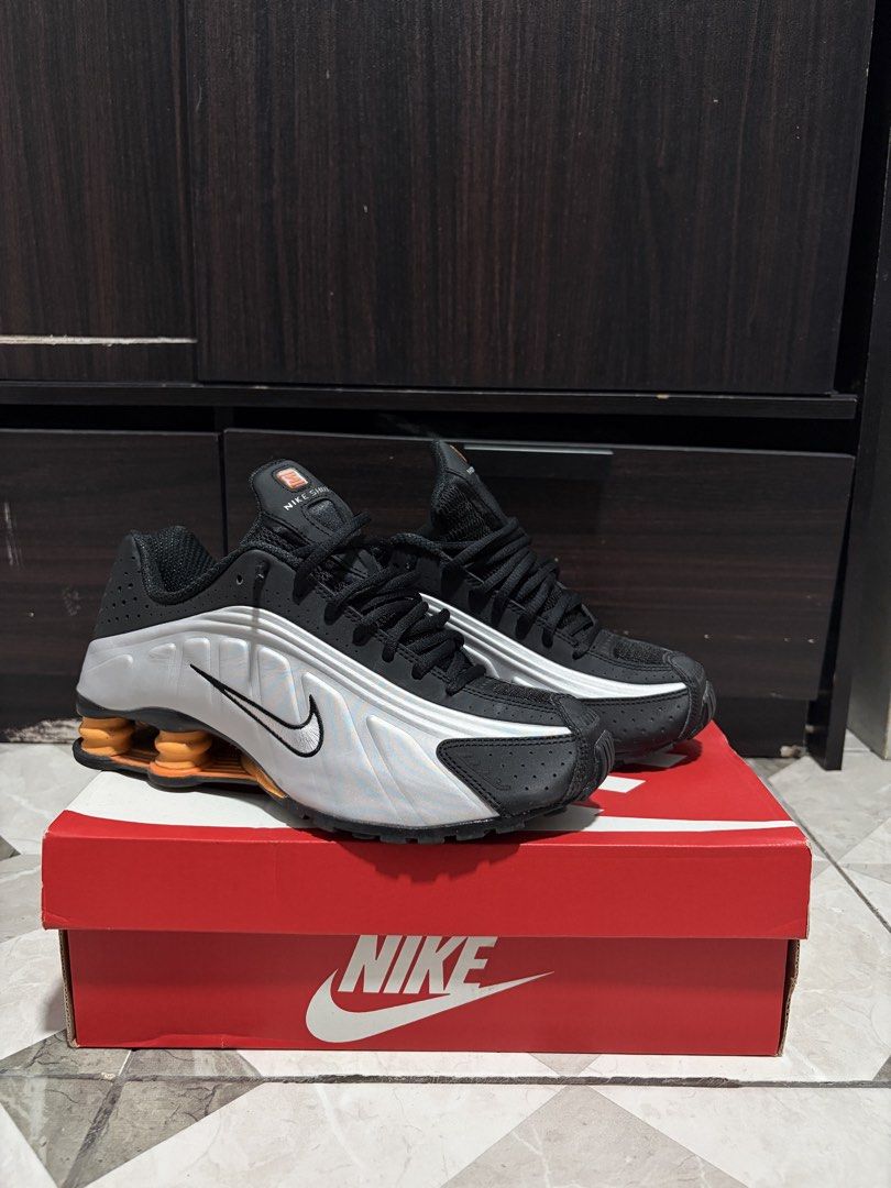 Nike Shox R4 (Category: Sneakers) located in Pasig City. Submitted by chamoisee (Listing ID 1467323736, Image 1). Description: Nike Shox R4 -Size 7 US MENS -Used thrice only -No issues -With Footlocker receipt DM FOR FASTER TRANSACTION 📩.