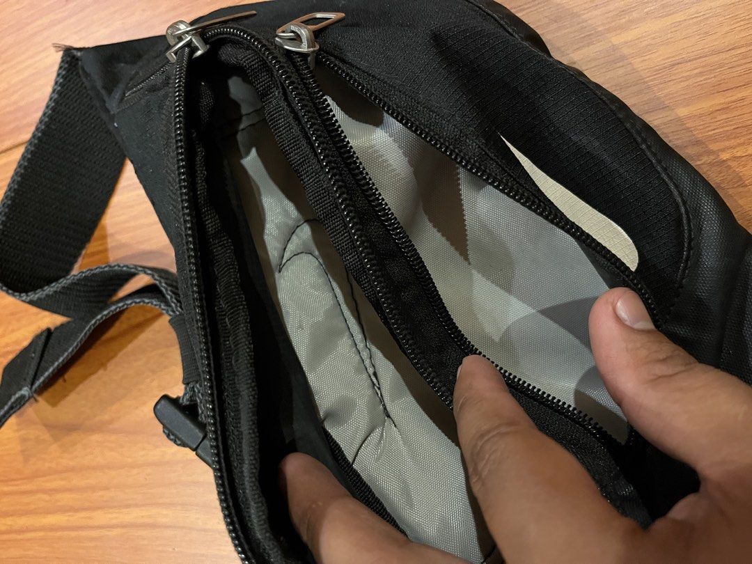 Nike sling bag (Category: Belt bags, Clutches and Pouches) located in Kapalong. Submitted by jmfinds_ph (Listing ID 1467203582, Image 3). Description: .