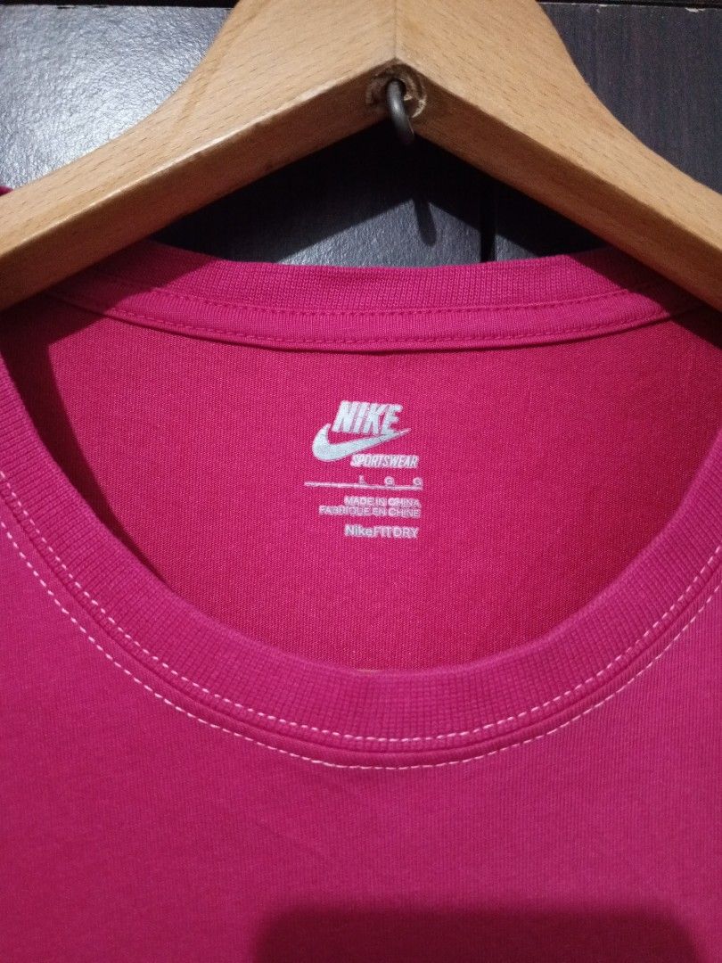 Nike Sport script t shirt (Category: Activewear) located in Santa Maria. Submitted by paulo-garcia21 (Listing ID 1467293051, Image 2). Description: large on tag 17 by 23 excellent condition minimal hairline cracks.