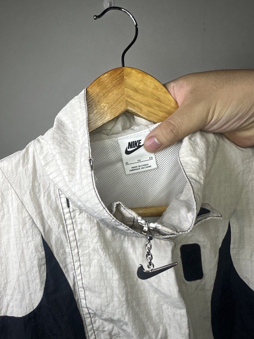 NIKE SWOOSH (Category: Coats, Jackets and Outerwear) located in Molave. Submitted by thriftmate13 (Listing ID 1467224561, Image 2). Description: .