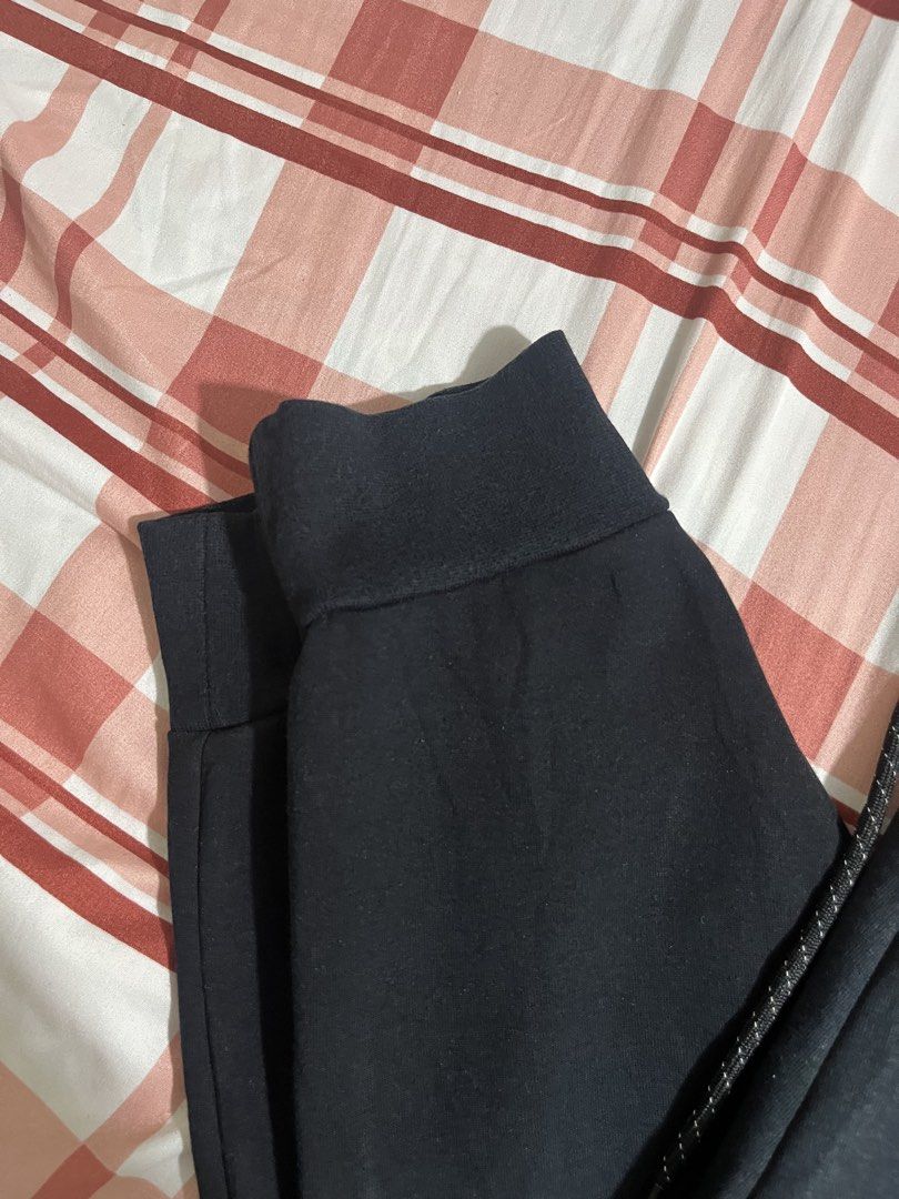 Nike Tech Athleisure Sweatpants Black XL (Category: Joggers) located in Pasay City. Submitted by Oboyyy (Listing ID 1467254966, Image 2). Description: - Brand: Nike - Model: Tech Fleece Sweatpants - Color: Black - Size: XL - Condition: Clean, worn only a few times - Material: Soft cotton blend - Features: Elastic waistband with speckled drawstrings, secure zippered side pocket, and ribbed ankle cuffs - Mode of transaction: Shipping or meet-up ava