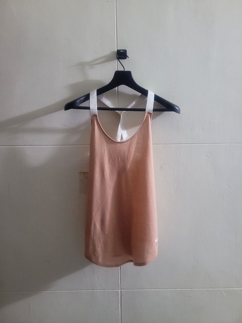 Nike Top (Category: Activewear) located in Los Banos. Submitted by lopecruz (Listing ID 1467304382, Image 1). Description: armpit : 17" length : 24" like new, no flaws S-M.