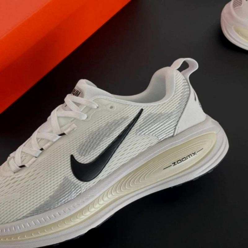 Nike Vomero 18 輕量緩震公路跑步鞋 戶外緩跑運動鞋 （分類：波鞋）位於 Hong Kong。 由 brightstone_a4cc8b 提交（商品編號 1467317238，圖片 6）。簡介： 只做優質靚貨，所有圖片均為實拍，真正所見即所得。訂購後完全支持退換，不設面交，全程只透過快遞寄送，購物安心又方便。。