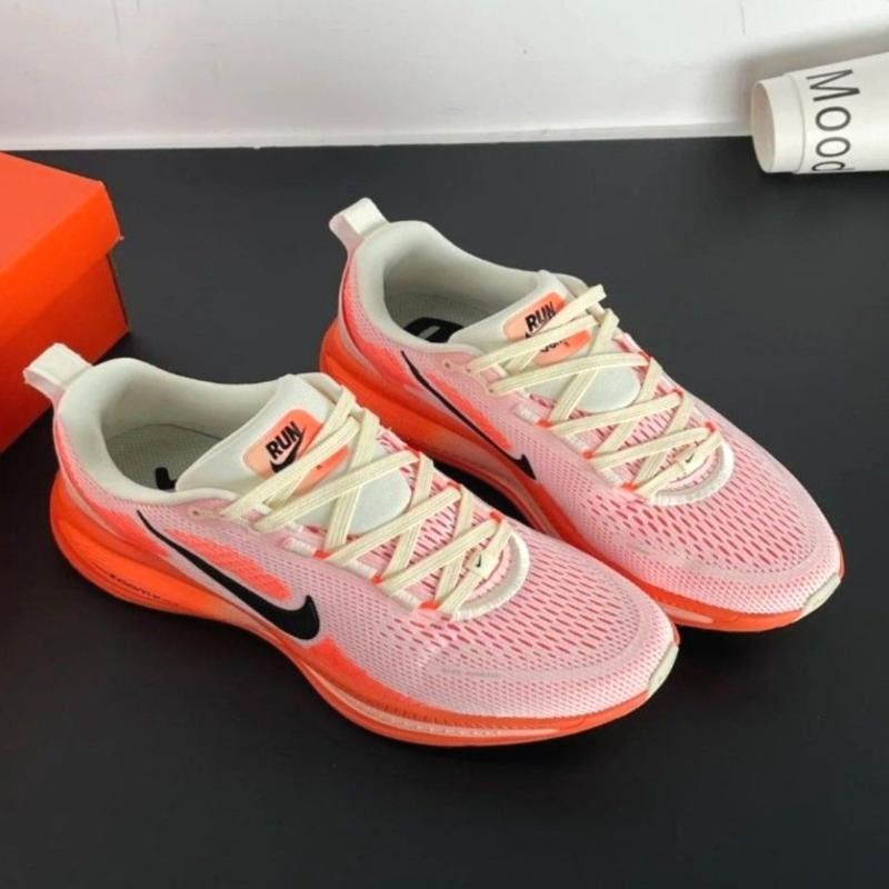 Nike Vomero 18 輕量緩震公路跑步鞋 戶外緩跑運動鞋 （分類：波鞋）位於 Hong Kong。 由 brightstone_a4cc8b 提交（商品編號 1467317238，圖片 7）。簡介： 只做優質靚貨，所有圖片均為實拍，真正所見即所得。訂購後完全支持退換，不設面交，全程只透過快遞寄送，購物安心又方便。。