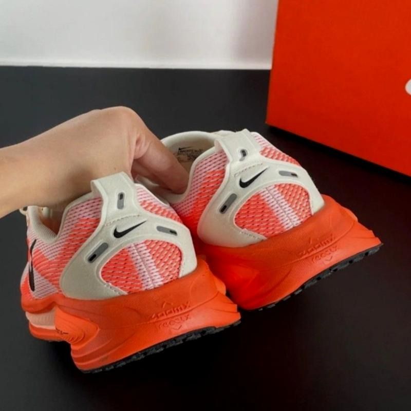 Nike Vomero 18 輕量緩震公路跑步鞋 戶外緩跑運動鞋 （分類：波鞋）位於 Hong Kong。 由 brightstone_a4cc8b 提交（商品編號 1467317238，圖片 8）。簡介： 只做優質靚貨，所有圖片均為實拍，真正所見即所得。訂購後完全支持退換，不設面交，全程只透過快遞寄送，購物安心又方便。。