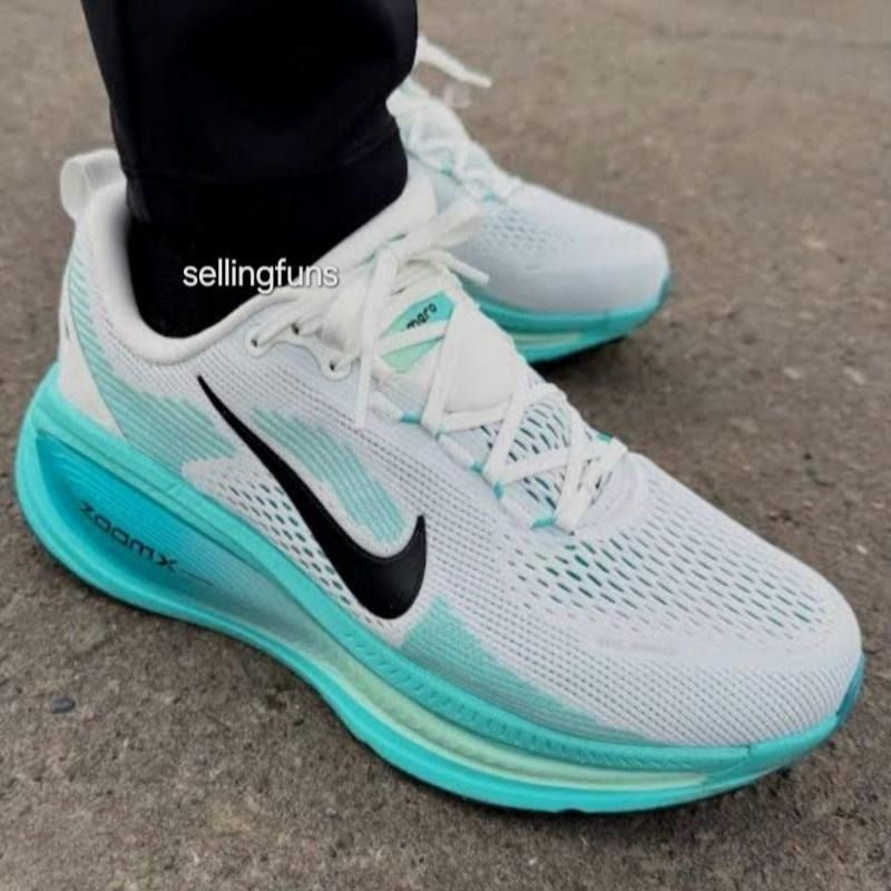 Nike Vomero 18 輕量緩震公路跑步鞋 戶外緩跑運動鞋 （分類：波鞋）位於 Hong Kong。 由 brightstone_a4cc8b 提交（商品編號 1467317238，圖片 1）。簡介： 只做優質靚貨，所有圖片均為實拍，真正所見即所得。訂購後完全支持退換，不設面交，全程只透過快遞寄送，購物安心又方便。。