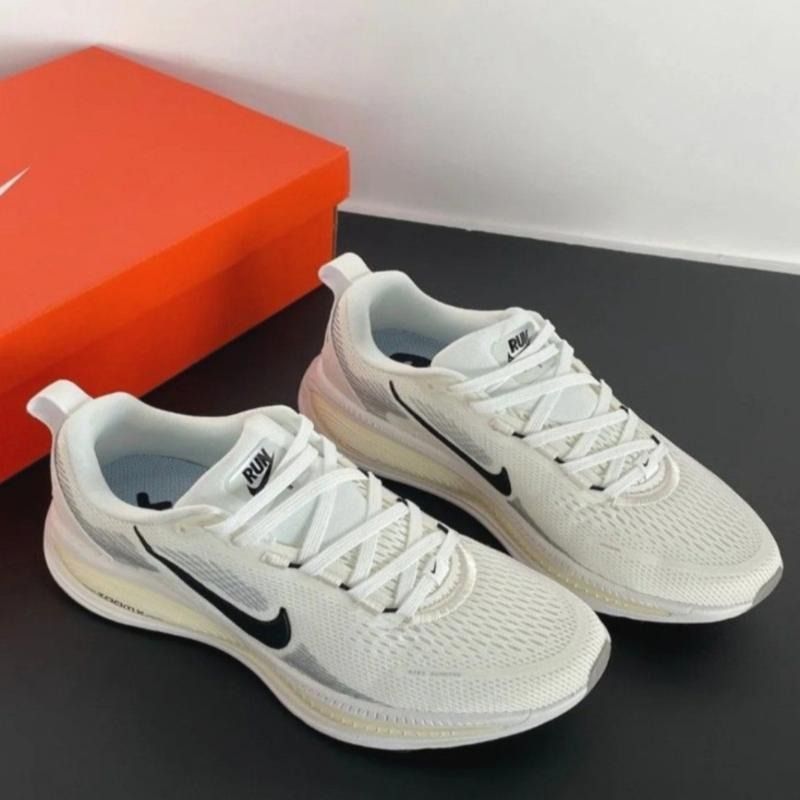 Nike Vomero 18 輕量緩震公路跑步鞋 戶外緩跑運動鞋 （分類：波鞋）位於 Hong Kong。 由 brightstone_a4cc8b 提交（商品編號 1467317238，圖片 5）。簡介： 只做優質靚貨，所有圖片均為實拍，真正所見即所得。訂購後完全支持退換，不設面交，全程只透過快遞寄送，購物安心又方便。。