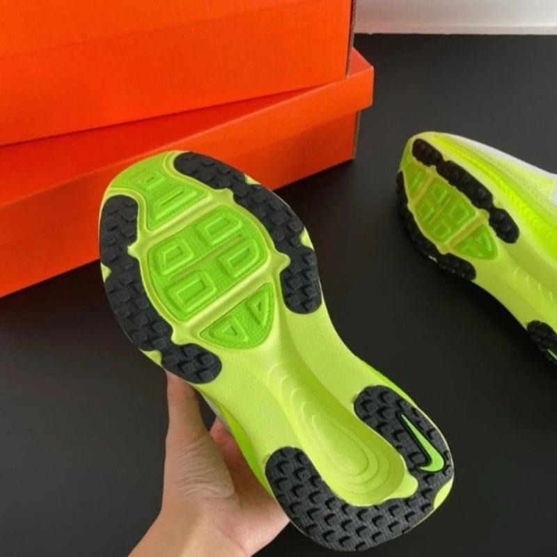 Nike Vomero 18 輕量緩震公路跑步鞋 戶外緩跑運動鞋 （分類：波鞋）位於 Hong Kong。 由 brightstone_a4cc8b 提交（商品編號 1467317238，圖片 10）。簡介： 只做優質靚貨，所有圖片均為實拍，真正所見即所得。訂購後完全支持退換，不設面交，全程只透過快遞寄送，購物安心又方便。。