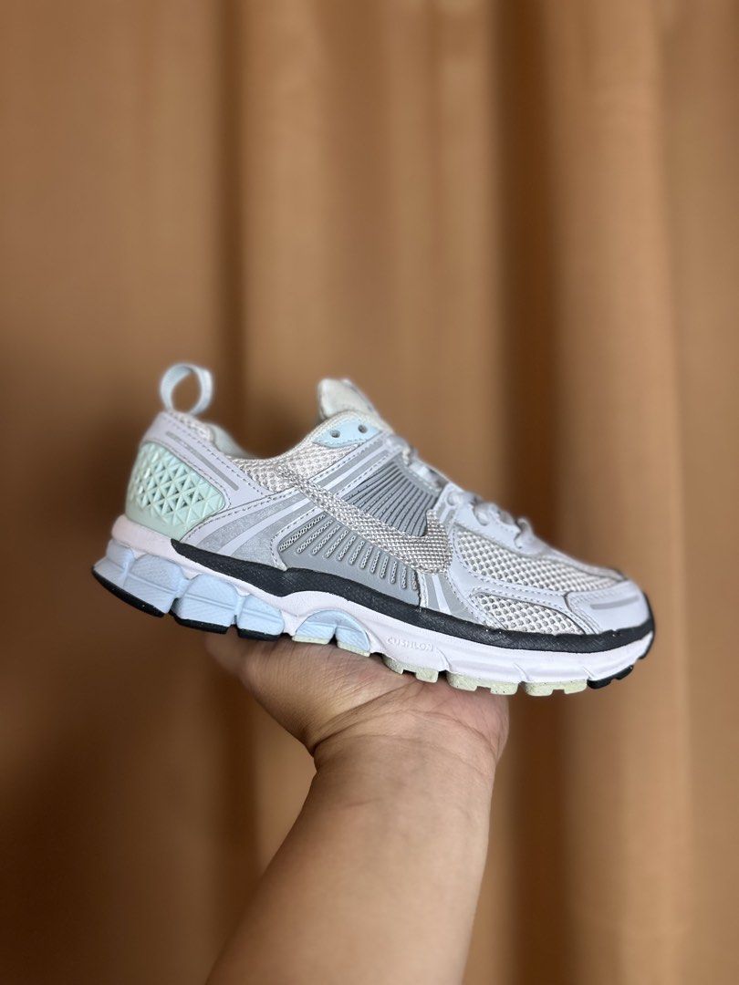 Nike Vomero 5 (Category: Sneakers) located in Don Carlos. Submitted by rabearcelj59593 (Listing ID 1467328753, Image 1). Description: .