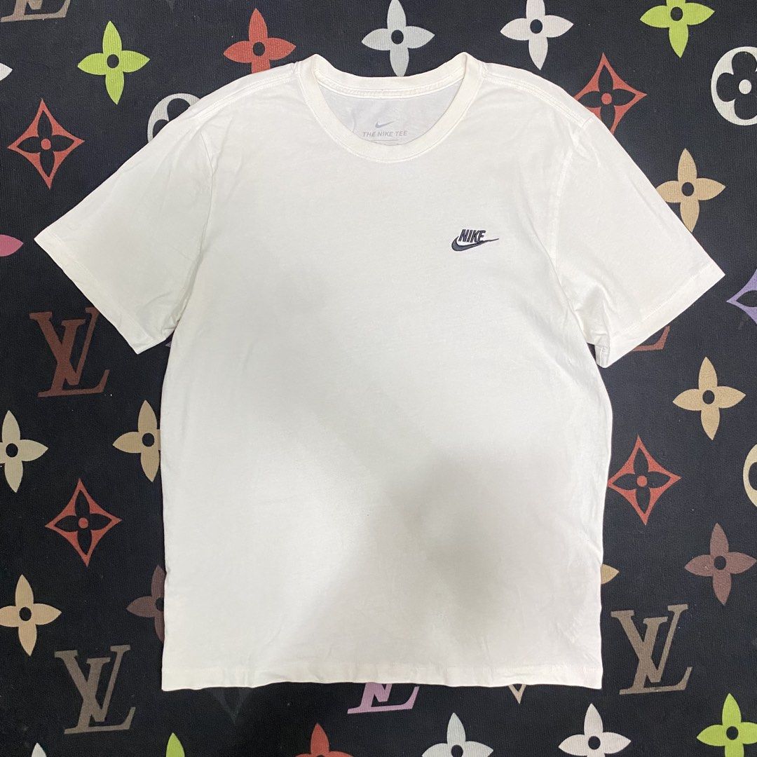 Nike White tee (Category: Tshirts & Polo Shirts ) located in Loreto, Surigao del Norte. Submitted by ongcollection_747 (Listing ID 1467328007, Image 1). Description: - Brand: Nike - Style: Crew neck t-shirt with standard fit - Color: White with embroidered black logo on chest - Size: L - Material: 100% breathable cotton (Made in China) - Model Number: AR4999-101 - Condition: Complete with inner wash tags and printed neck label.