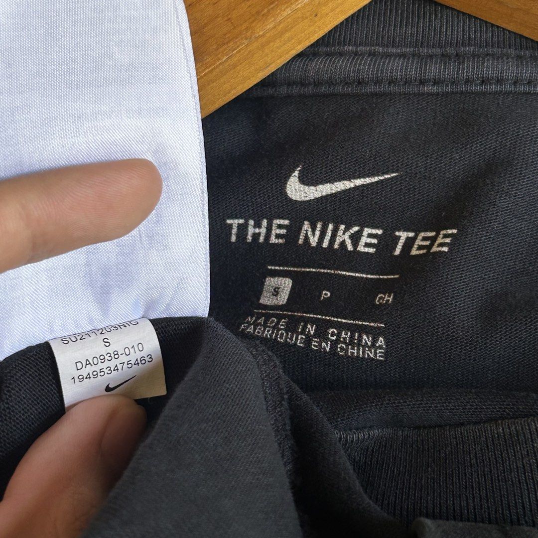 Nike world tour Shirt (Category: Tshirts & Polo Shirts ) located in Baguio. Submitted by ralfangelo35075 (Listing ID 1467199271, Image 3). Description: mine: ₱550 can fit s-m washed ready to wear 8.9/10 color rate no issues DISCLAIMER: I Ralf Angelo S. Ta-a / Past wears are not affiliated with any brand that I sell. No copyright infringement intended. All items are thrifted or 2nd hand manage your expectation..
