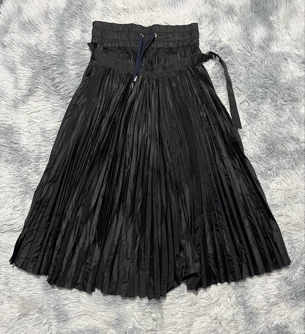 Nike x Sacai Pleated Skort (Category: Skirts) located in Sasmuan (Sexmoan). Submitted by winterclothes.ph (Listing ID 1467325477, Image 1). Description: Nike x Sacai Pleated Skort XS on tag Waist 27-32 Length 32.5 Excellent Condition.