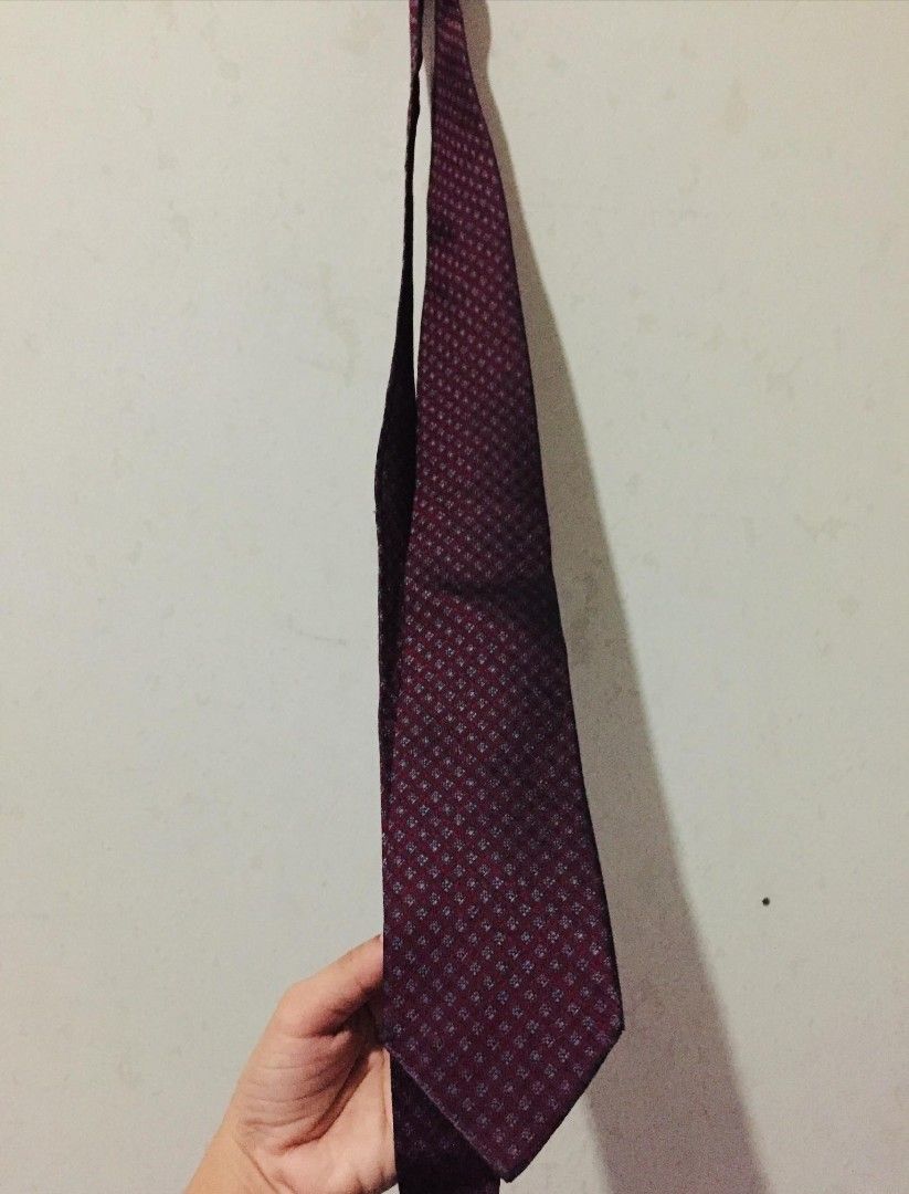 Nina Ricci Paris Patterned Silk Tie (Category: Ties) located in Batangas. Submitted by fabufindsstore. (Listing ID 1467275879, Image 2). Description: Nina Ricci Paris tie Quality material Rich burgundy with detailed geometric pattern Clean and ready to wear Classic pointed tip, beige inner lining, secure branded label Ideal for work, weddings, and formal dinners 250 only Mode of Payment (Gcash Payment first) Delivery Thru J&T (SF shoulder by buye