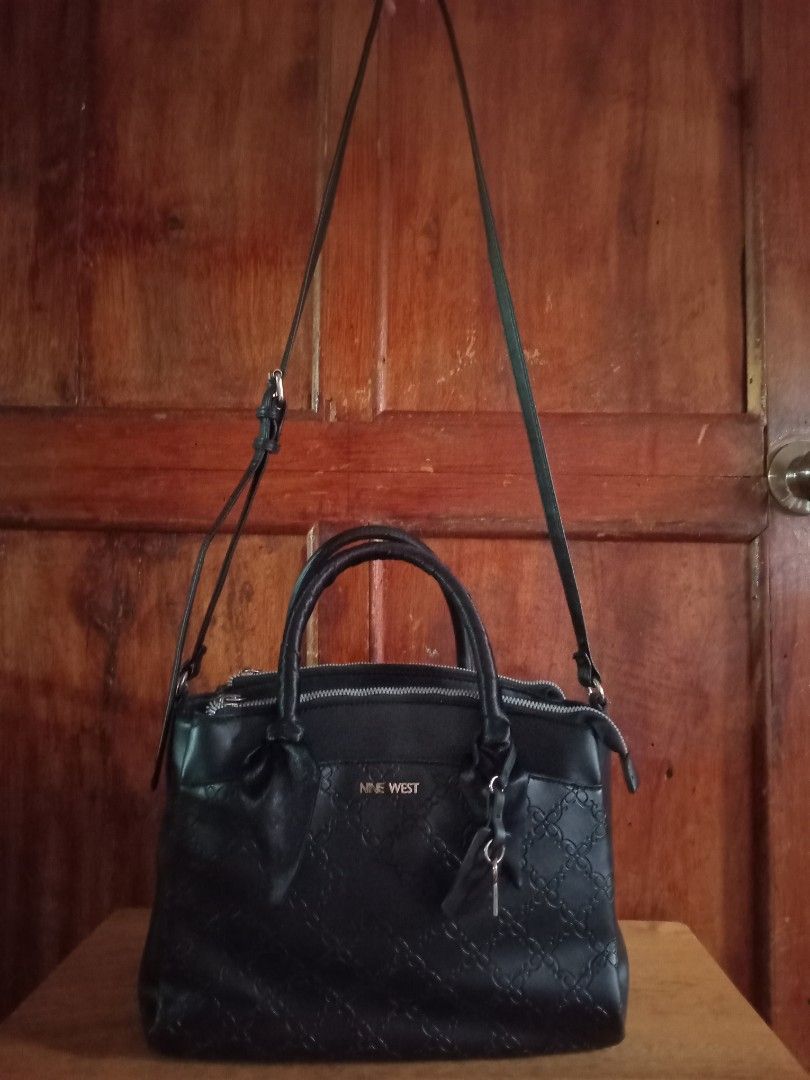 NINE WEST Bolsa Satchel Negro (Category: Cross-body Bags) located in Bacolod City. Submitted by baby_araneta (Listing ID 1467276119, Image 3). Description: Authentic 💯 NINE WEST Bolsa Satchel Negro Php 1,500 Location: Bacolod City .