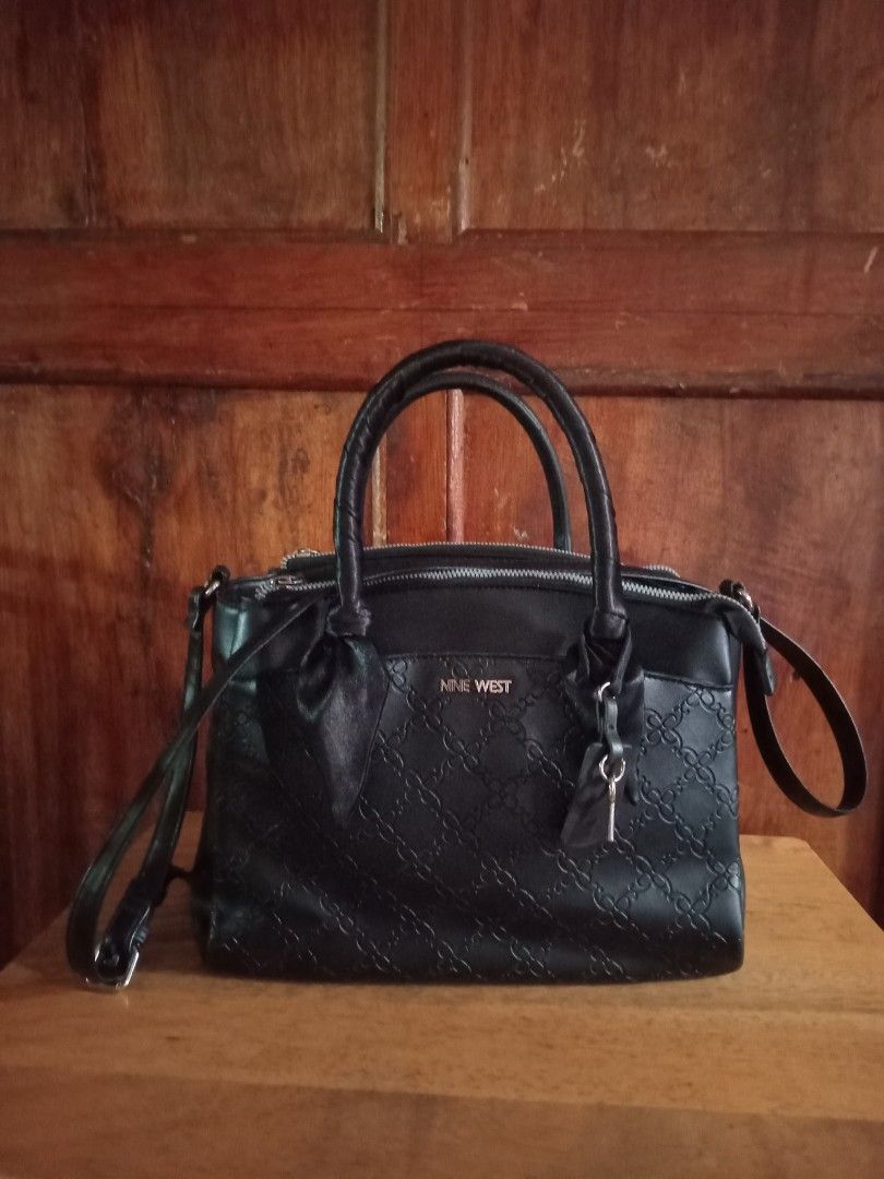 NINE WEST Bolsa Satchel Negro (Category: Cross-body Bags) located in Bacolod City. Submitted by baby_araneta (Listing ID 1467276119, Image 1). Description: Authentic 💯 NINE WEST Bolsa Satchel Negro Php 1,500 Location: Bacolod City .