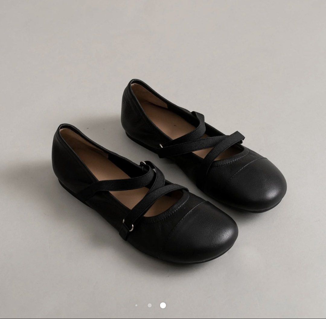 Black Flats (Category: Flats & Sandals) located in Angeles City. Submitted by marialaina (Listing ID 1467202754, Image 2). Description: - Brand: OAK Letiza Caviar - Color: Black with brown insoles - Condition: Like new, worn twice only - Design: Round toe with stylish crossed elastic straps - Material: Soft leather-look - Fit: Easy slip-on style, ideal for comfortable everyday wear.