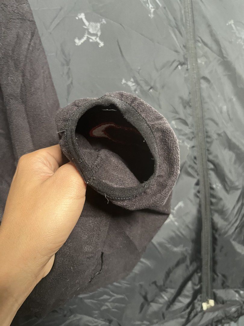 Oakley (Category: Announcements) located in Cotabato. Submitted by marvtg (Listing ID 1467215056, Image 3). Description: Oakley 2000s Hybrid Fleece Nylon Jacket This technical hybrid jacket comes from Oakley’s celebrated technical outerwear and software era of the late 1990s and early 2000s. The piece combines cozy fleece sleeves and collar with a wind-resistant nylon shell body featuring a subtle all-over tonal print. Distinctive red embroidered