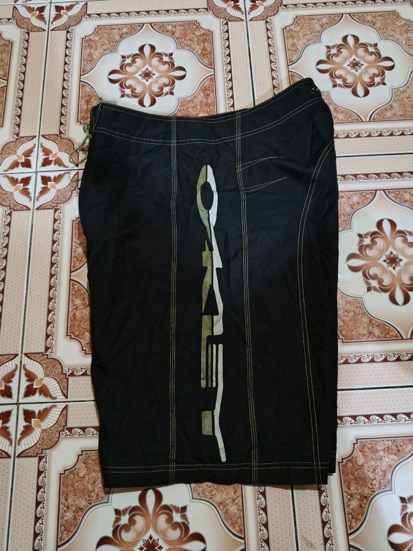 OAKLEY 2000 Surfboard short (Category: Swim Trunks & Board Shorts) located in Ragay. Submitted by ssergebenedict5505 (Listing ID 1467198117, Image 2). Description: issue ay naka indicate napo sa picture size 38 need wash.