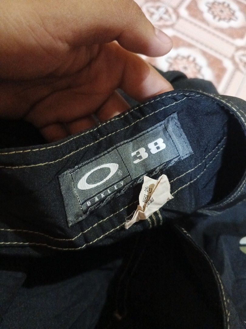 OAKLEY 2000 Surfboard short (Category: Swim Trunks & Board Shorts) located in Ragay. Submitted by ssergebenedict5505 (Listing ID 1467198117, Image 3). Description: issue ay naka indicate napo sa picture size 38 need wash.