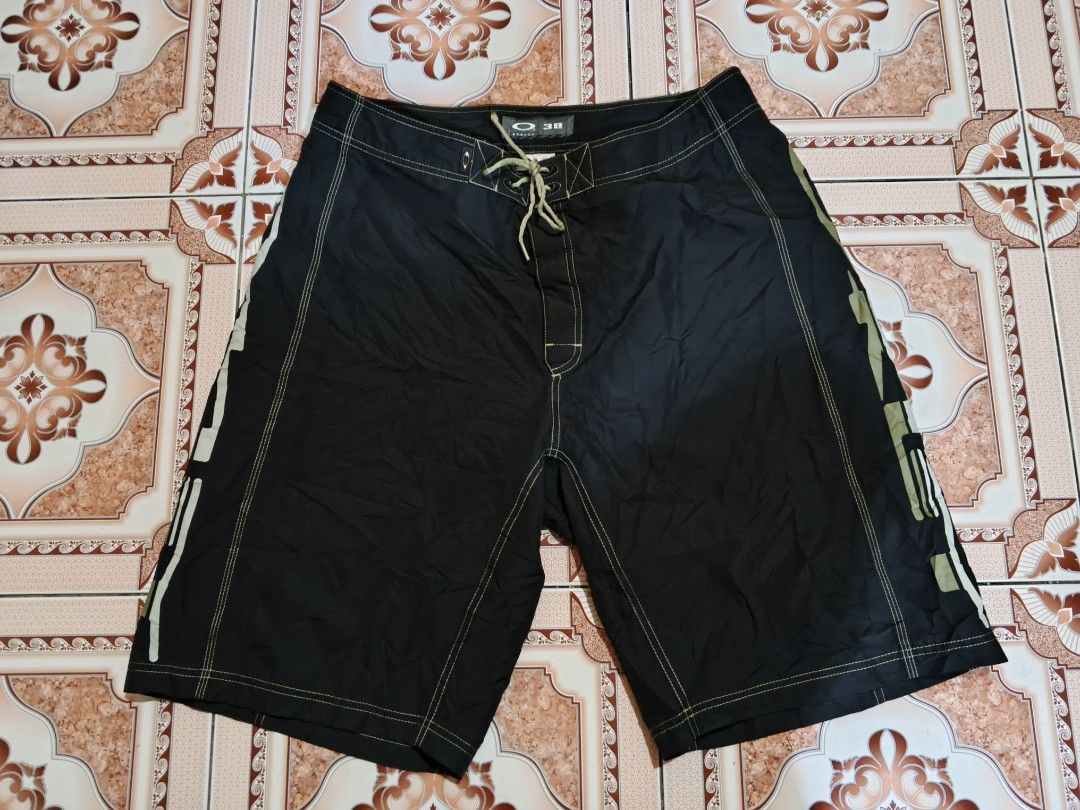OAKLEY 2000 Surfboard short (Category: Swim Trunks & Board Shorts) located in Ragay. Submitted by ssergebenedict5505 (Listing ID 1467198117, Image 1). Description: issue ay naka indicate napo sa picture size 38 need wash.