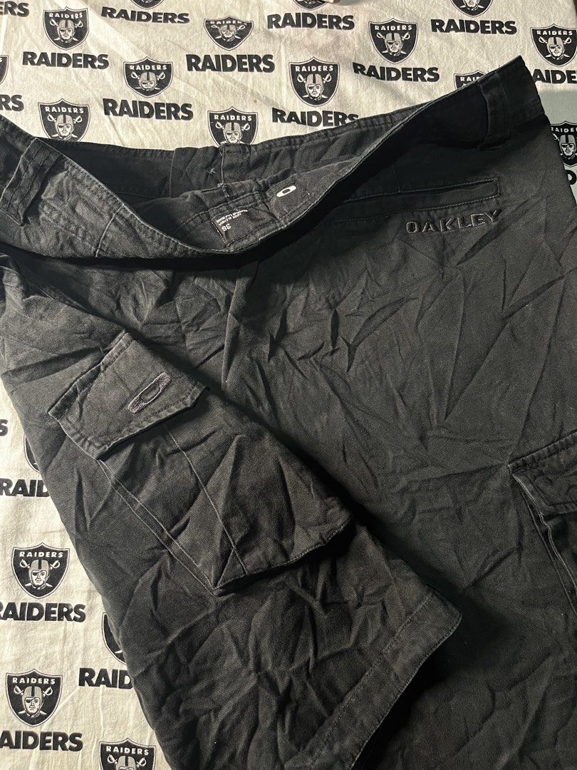 Oakley Cargo Shorts (Category: Shorts) located in Leon. Submitted by fluffythriftshop (Listing ID 1467201933, Image 1). Description: Oakley Cargo Shorts Size : 36 Waistline : 34-36 Length : 22 Leg opening : 13 Verygood Condition Color Rate : 9 out of 10 ILOILO 📍 750+Sf ( still negotiable sa sure buyer ).