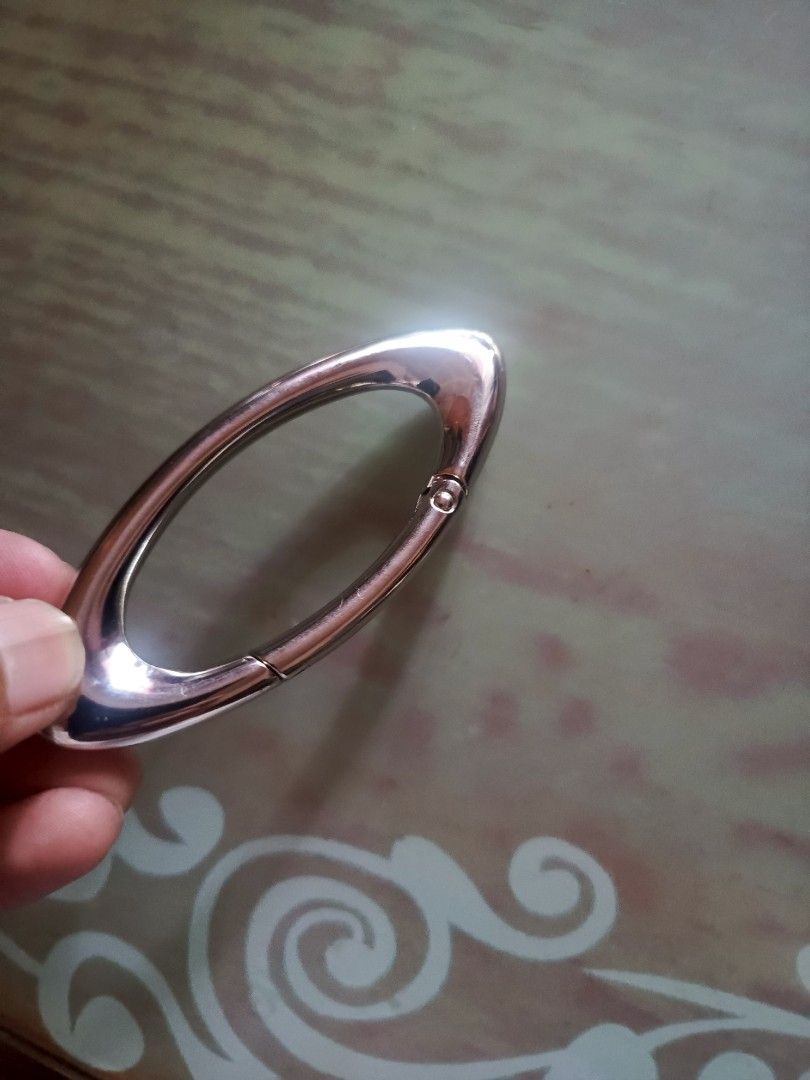 OAKLEY CHROME KEYCHAIN (Category: Accessory Holder, Box & Organizers) located in Baguio. Submitted by 074thriftmania (Listing ID 1467276706, Image 2). Description: - Color & Shape: chrome oval spring ring - Size: Approximately 9.5 cm long and 3.5 cm wide - Mechanism: Smooth-working push-gate - Material: Solid metal with a glossy finish - Uses: Ideal for bag straps, keychains, and DIY crafts .
