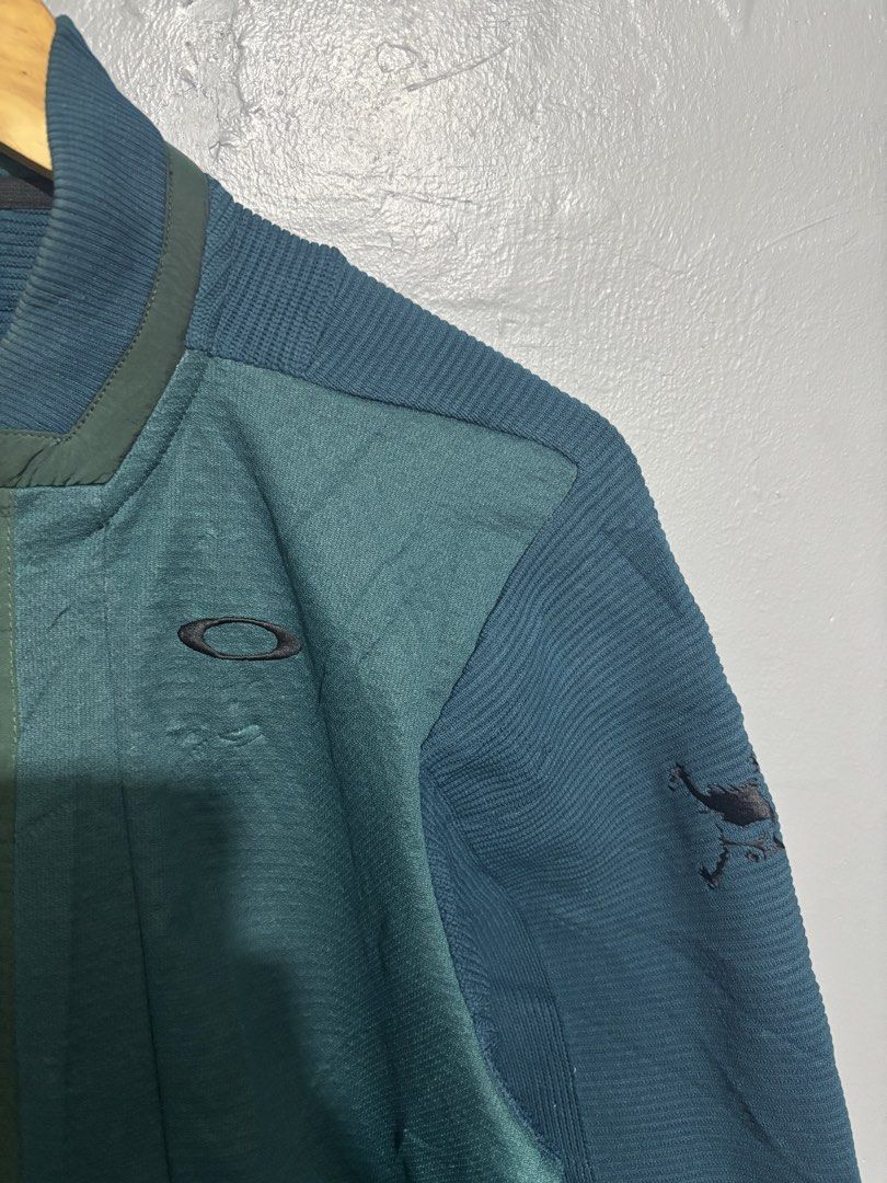 Oakley Golf Jacket (Category: Coats, Jackets and Outerwear) located in Bacolor. Submitted by dandaofficial25 (Listing ID 1467236663, Image 2). Description: As new condition .