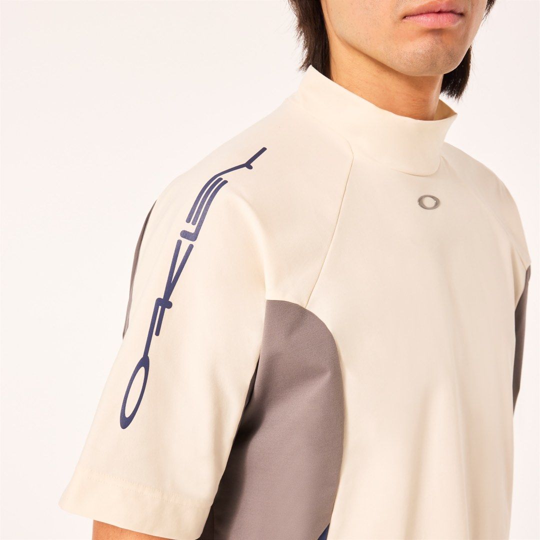 Oakley Icon Shape Mock Shirt (Category: Tshirts & Polo Shirts ) located in Antipolo. Submitted by thearchivesproject (Listing ID 1467236586, Image 1). Description: 25 width 29.5 length Like New.