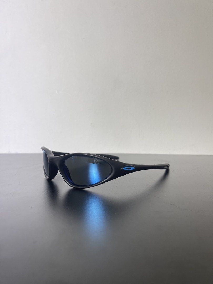 oakley minute 1.0 (Category: Sunglasses & Eyewear) located in Manila. Submitted by mine2ownit (Listing ID 1467304534, Image 3). Description: bRand new no issue loc manila.