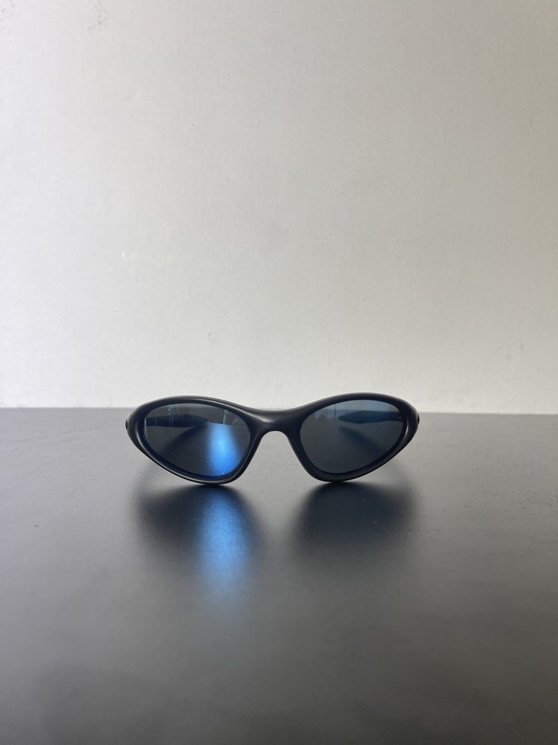 oakley minute 1.0 (Category: Sunglasses & Eyewear) located in Manila. Submitted by mine2ownit (Listing ID 1467304534, Image 1). Description: bRand new no issue loc manila.