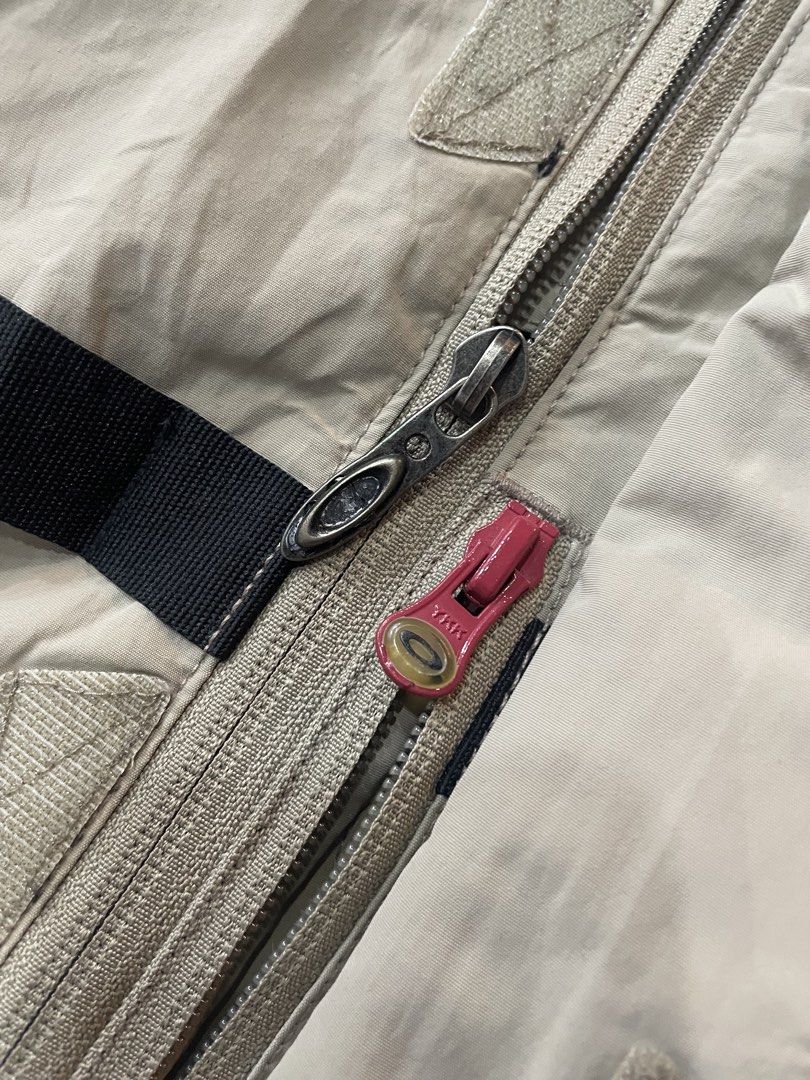Oakley Nitro Fuel 2 Snow Jacket Beige (Category: Coats, Jackets and Outerwear) located in Panabo. Submitted by sales.mad (Listing ID 1467321721, Image 3). Description: - Brand/Model: Vintage Oakley Nitro Fuel 2 jacket - Color: Beige and dark gray - Size: US Small / FR Medium - Features: Full zip front with branded hardware, hooded design, and built-in powder skirt - Storage & Comfort: Multiple pockets and breathable mesh lining - Style: Classic Y