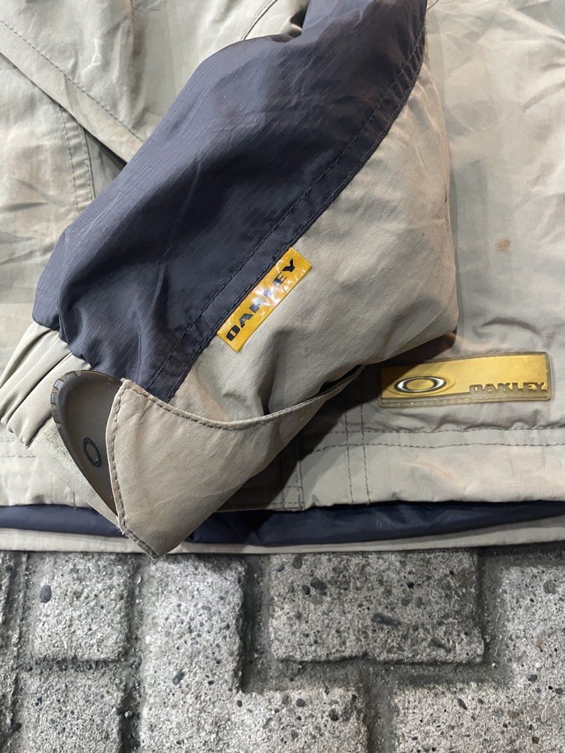 Oakley Nitro Fuel 2 Snow Jacket Beige (Category: Coats, Jackets and Outerwear) located in Panabo. Submitted by sales.mad (Listing ID 1467321721, Image 2). Description: - Brand/Model: Vintage Oakley Nitro Fuel 2 jacket - Color: Beige and dark gray - Size: US Small / FR Medium - Features: Full zip front with branded hardware, hooded design, and built-in powder skirt - Storage & Comfort: Multiple pockets and breathable mesh lining - Style: Classic Y