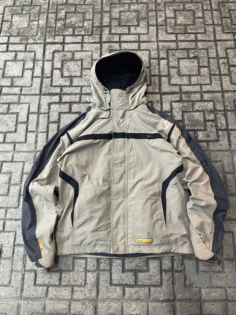 Oakley Nitro Fuel 2 Snow Jacket Beige (Category: Coats, Jackets and Outerwear) located in Panabo. Submitted by sales.mad (Listing ID 1467321721, Image 1). Description: - Brand/Model: Vintage Oakley Nitro Fuel 2 jacket - Color: Beige and dark gray - Size: US Small / FR Medium - Features: Full zip front with branded hardware, hooded design, and built-in powder skirt - Storage & Comfort: Multiple pockets and breathable mesh lining - Style: Classic Y