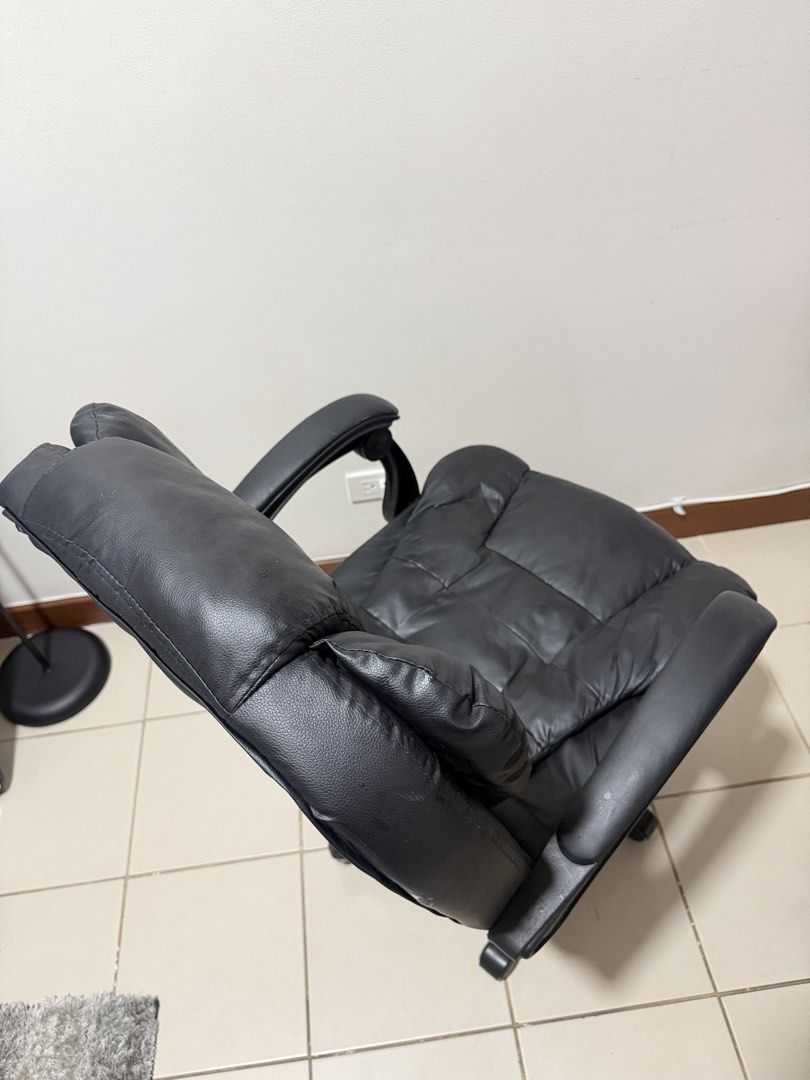 Office Chair (Category: Office Furniture & Fixtures) located in Makati City. Submitted by jessa_ (Listing ID 1467201095, Image 2). Description: No issues, with signs of usage Pickup: Chino Roces, Makati.