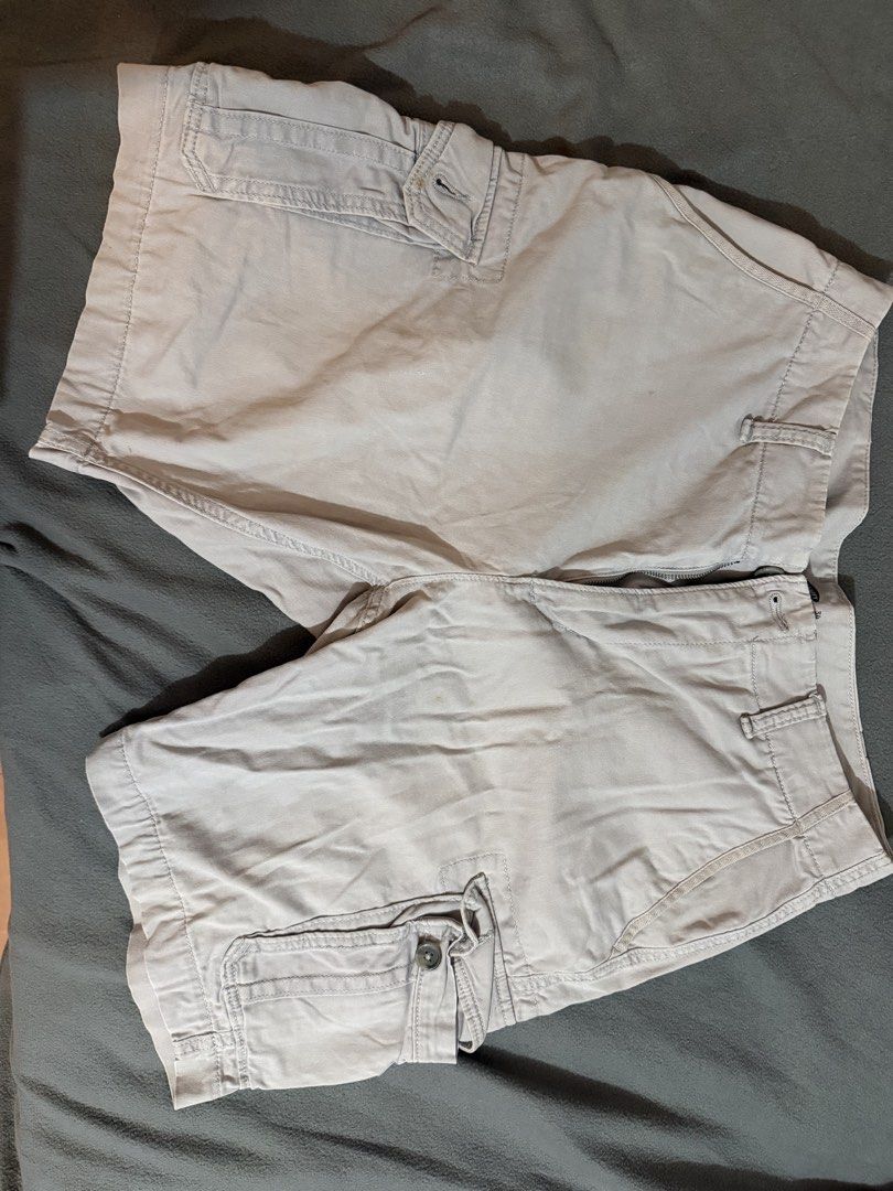 Old navy cargo shorts (Category: Shorts) located in Manila. Submitted by daleyo (Listing ID 1467303270, Image 1). Description: In good condition.