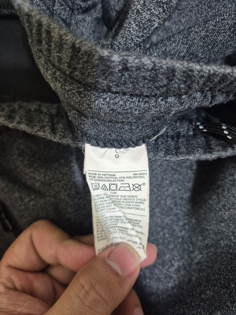 Old Navy Dynamic Fleece Joggers Size L (Category: Joggers) located in Marikina City. Submitted by raesales (Listing ID 1467197179, Image 3). Description: - Brand: Old Navy - Item: Dynamic Fleece Joggers - Color: Dark Grey Marl - Size: Large - Material: 68% cotton, 27% polyester, 5% spandex - Features: 4-way stretch fabric, elastic waistband with drawstring, secure zipped pockets on both sides RFS: di nagagamit.