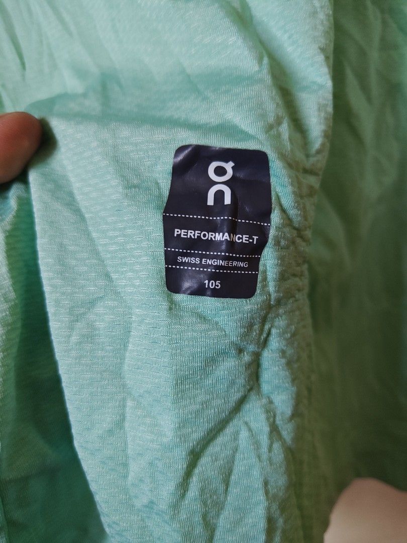 On Cloud (Category: Activewear) located in Mandaue City. Submitted by prekfinds (Listing ID 1467219658, Image 3). Description: On Cloud Running performance T shirt As new condition 9.9/10colorate Size:105 on tag Dimes:21.5W x 27.5L No issue.