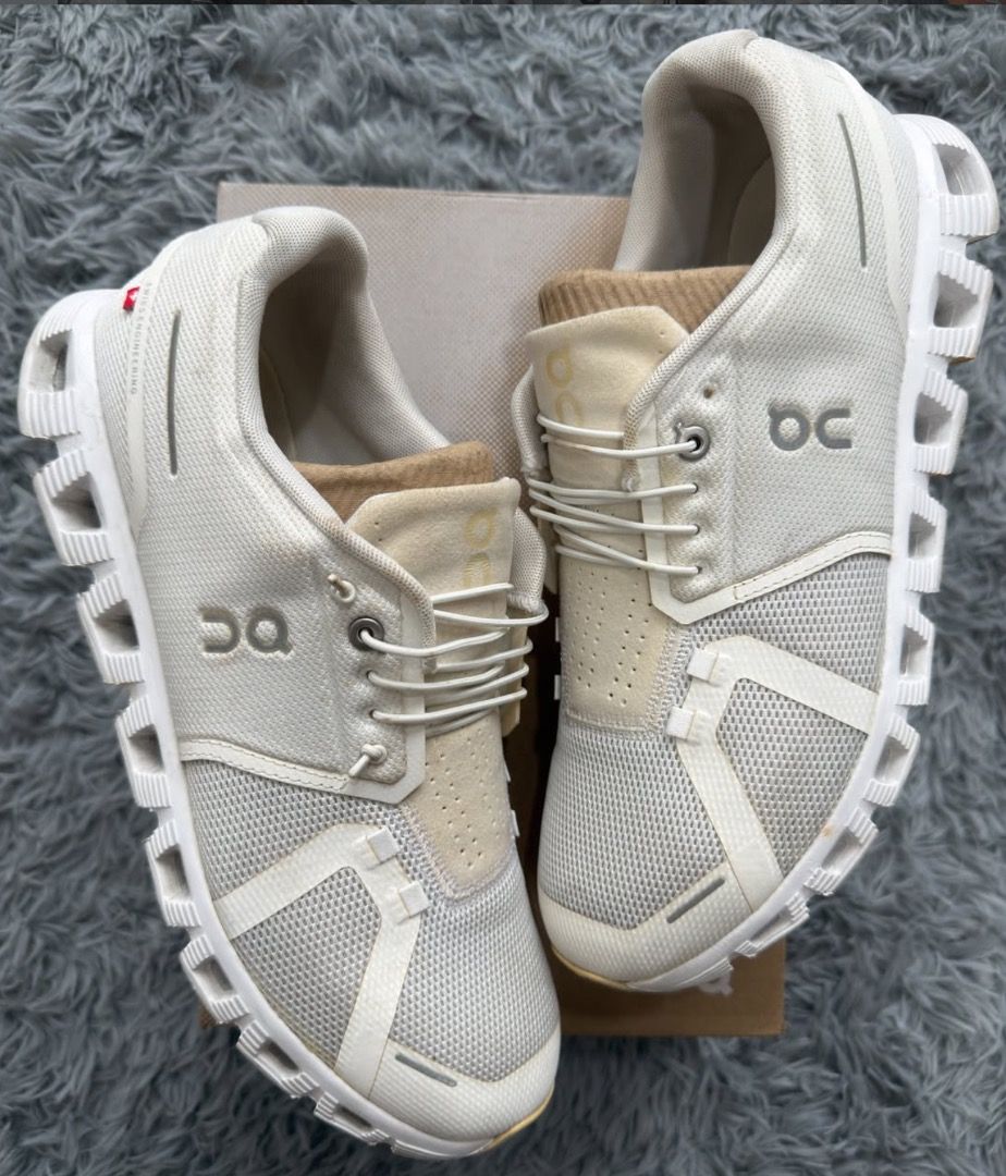 On Cloud 5 White size 11us M (Category: Sneakers) located in Quezon City. Submitted by shoeplug.ph (Listing ID 1467308132, Image 1). Description: On Cloud 5 White size 11us M worn / no box pair only ₱3,500 dm if interested.