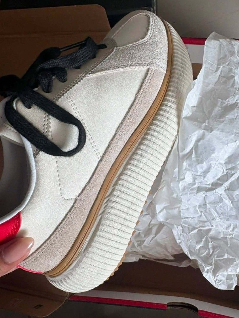 Onitsuka Tiger Delecity (Category: Shoe inserts) located in Caloocan City. Submitted by buterrr (Listing ID 1467203354, Image 3). Description: we can talk about the price..