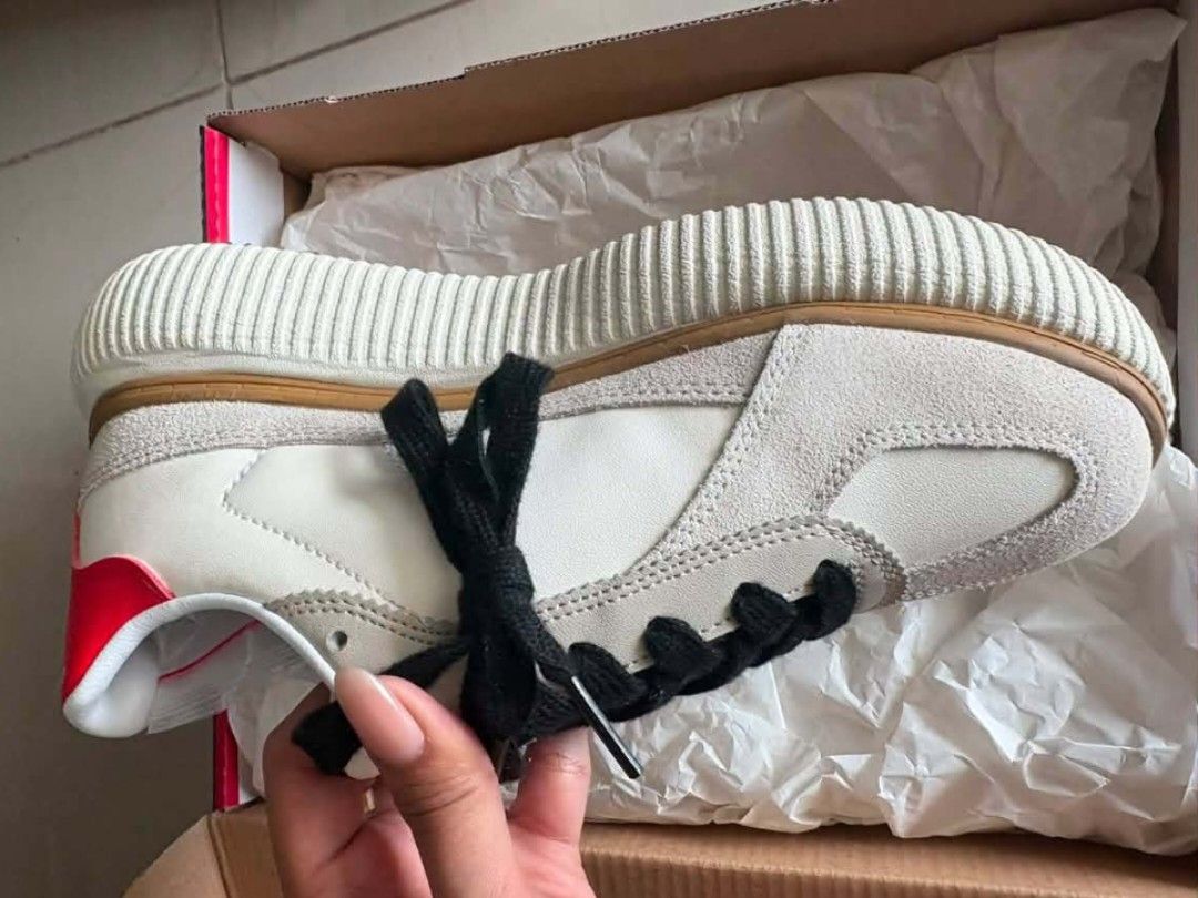 Onitsuka Tiger Delecity (Category: Shoe inserts) located in Caloocan City. Submitted by buterrr (Listing ID 1467203354, Image 2). Description: we can talk about the price..