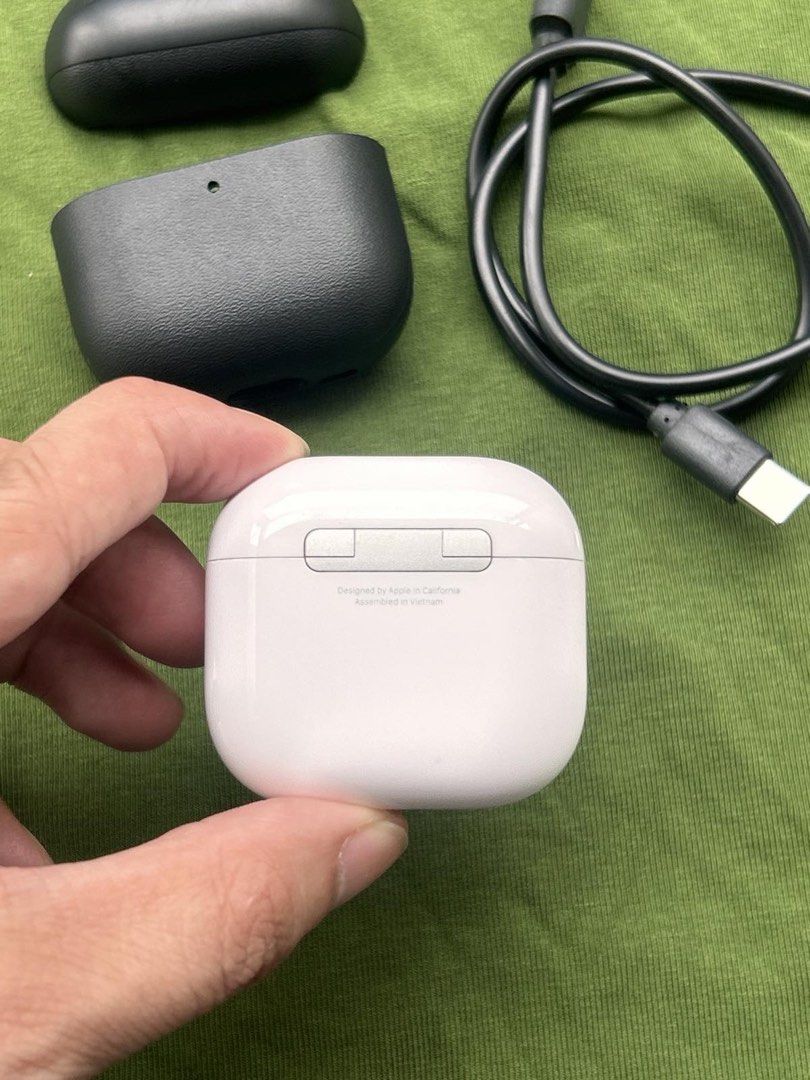 Original Apple Airpods 4 (Non ANC) (Category: Earphones) located in Makati City. Submitted by john15.5 (Listing ID 1467168548, Image 2). Description: Try Secondhand Original Apple Airpods 4 (Non ANC) for only Php 5500 -100% Original -Free Usb C cable -Free Silicon Case -Smoothness 96% Front & 97% Back -Good battery life -Matagal Malowbat, Mabilis magcharge -Good quality -Crisp Button -Actual Photo -Ready to use -No Box -No swap -Free Shipping via