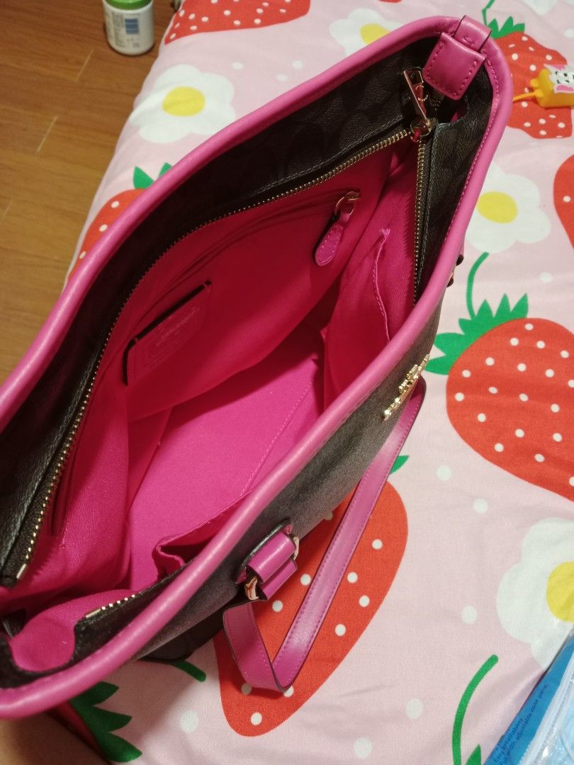 Original Coach Tote Bag (Category: Tote Bags) located in Manila. Submitted by idressupreloved (Listing ID 1467192702, Image 2). Description: very good condition bought from Japan! made in Philippines rarely used!.
