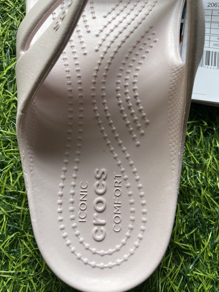 Original crocs from U.S (Category: Slippers and slides) located in Manila. Submitted by ty_imported_goods (Listing ID 1467187111, Image 2). Description: Original from U.S Size: 8.