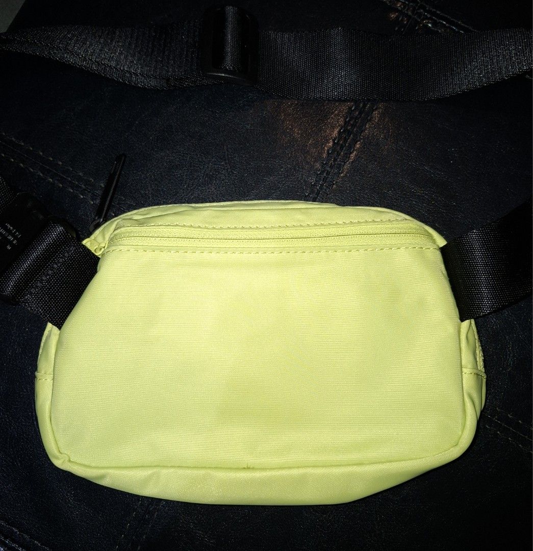 Original Lululemon Waistpack / Beltbag (Category: Belt bags, Clutches and Pouches) located in Pasig City. Submitted by al_is_war (Listing ID 1467196736, Image 2). Description: Like new, barely used..